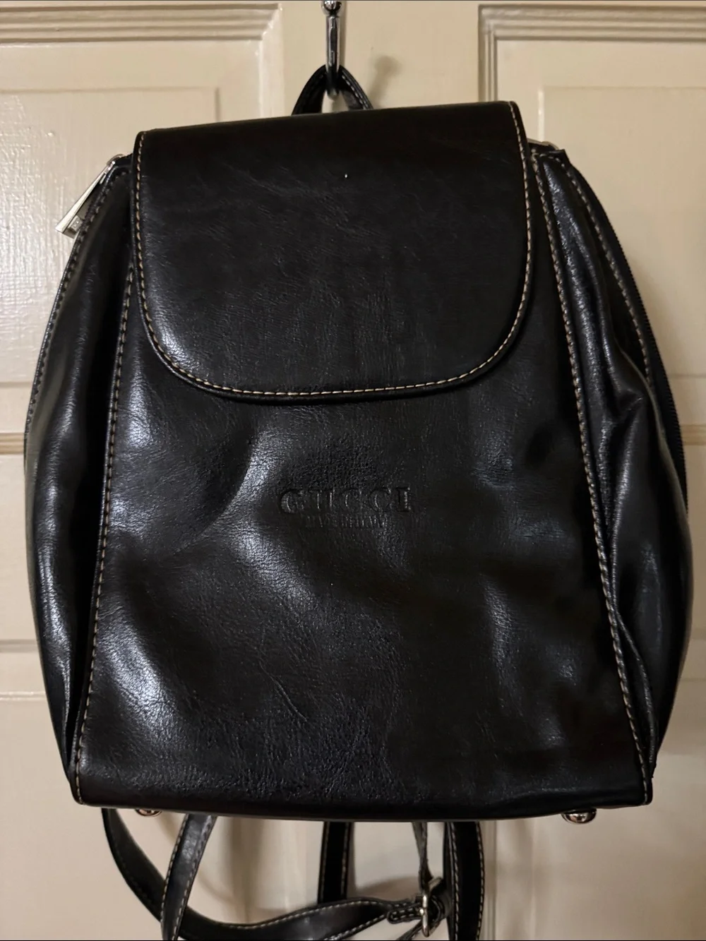 Gucci Black Leather Men's Backpack with Contrast Stitching